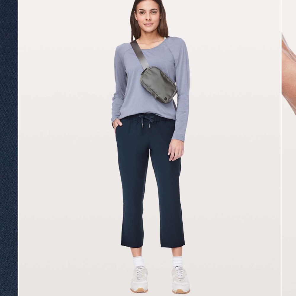 Lululemon On The Fly Crop *Woven 23"
True Navy